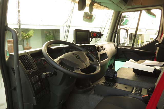 En la cabina del Renault D Wide GNC la única diferencia es la caja automática Allison y los mandos del compactador.